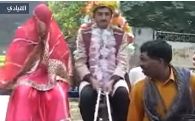 فيديو طريف لعريس يفرّ من عروسه في حفل الزفاف.. والسبب؟